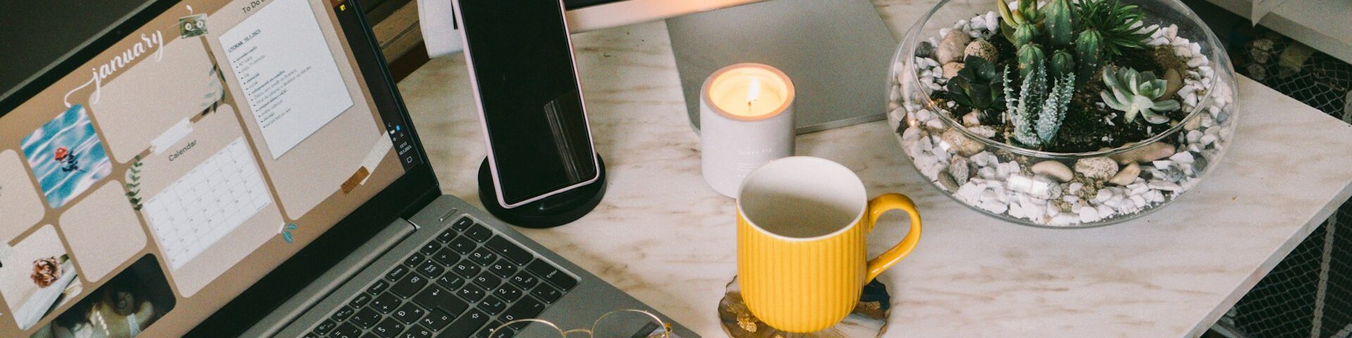 Photo d'un bureau avec plusieurs appareils et une tasse de café.